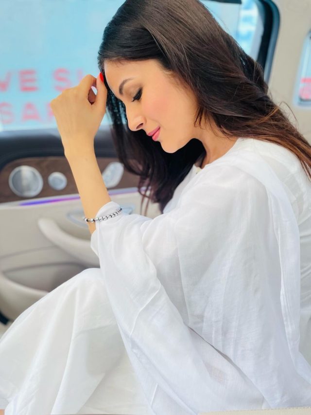 व्हाइट सूट-झुकी नजरें, सिंपल लुक में भी Shehnaaz Gill ने ढाया कहर