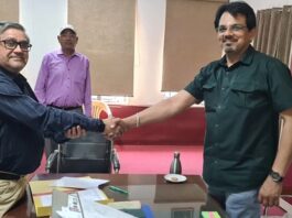 जवाहर नवोदय के नव प्राचार्य को कार्यभार सौंपते पूर्व प्राचार्य राज सिंह
