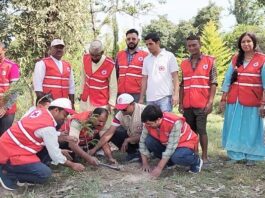 रेडक्रास सोसायटी ने अयारतोली में लगाए 200 पेड़